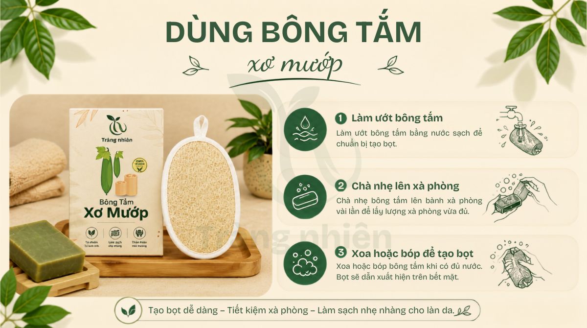 Dùng bông tắm xơ mướp tạo bọt
